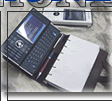 キーボードを引き出すウィルコムW-ZERO3[es]とシステムノート取付部分の詳細PDAケース