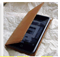 iPodTouch専用革ケース開いて少し浮かせる